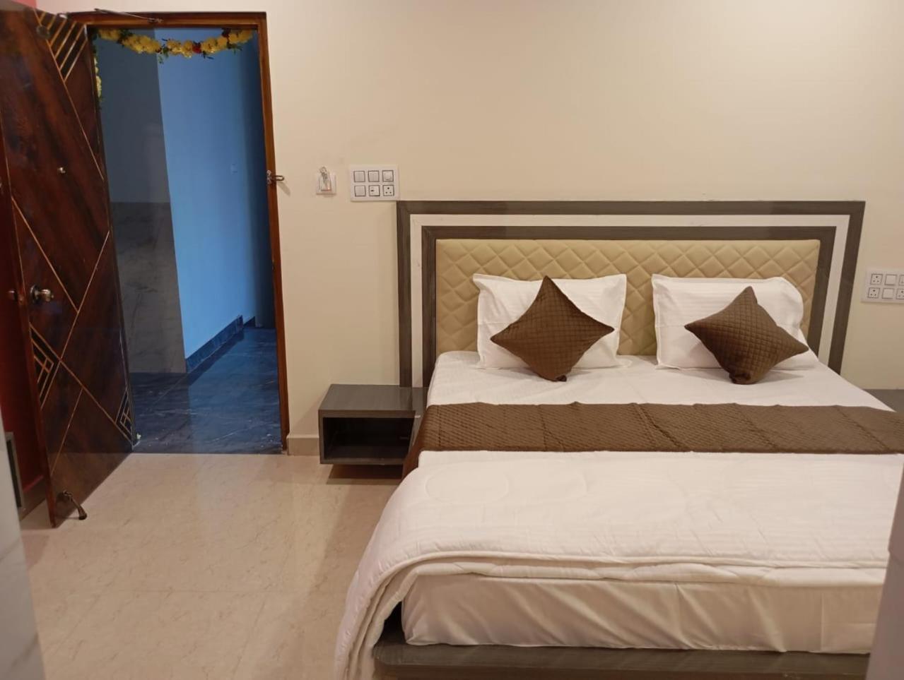 Aadya Inn New Luxury Hotel Tirupati Eksteriør billede