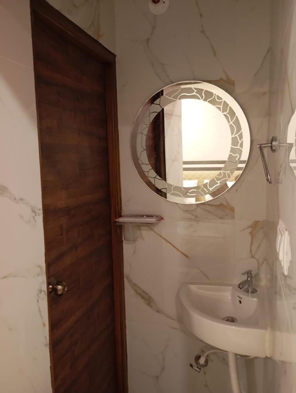 Aadya Inn New Luxury Hotel Tirupati Eksteriør billede